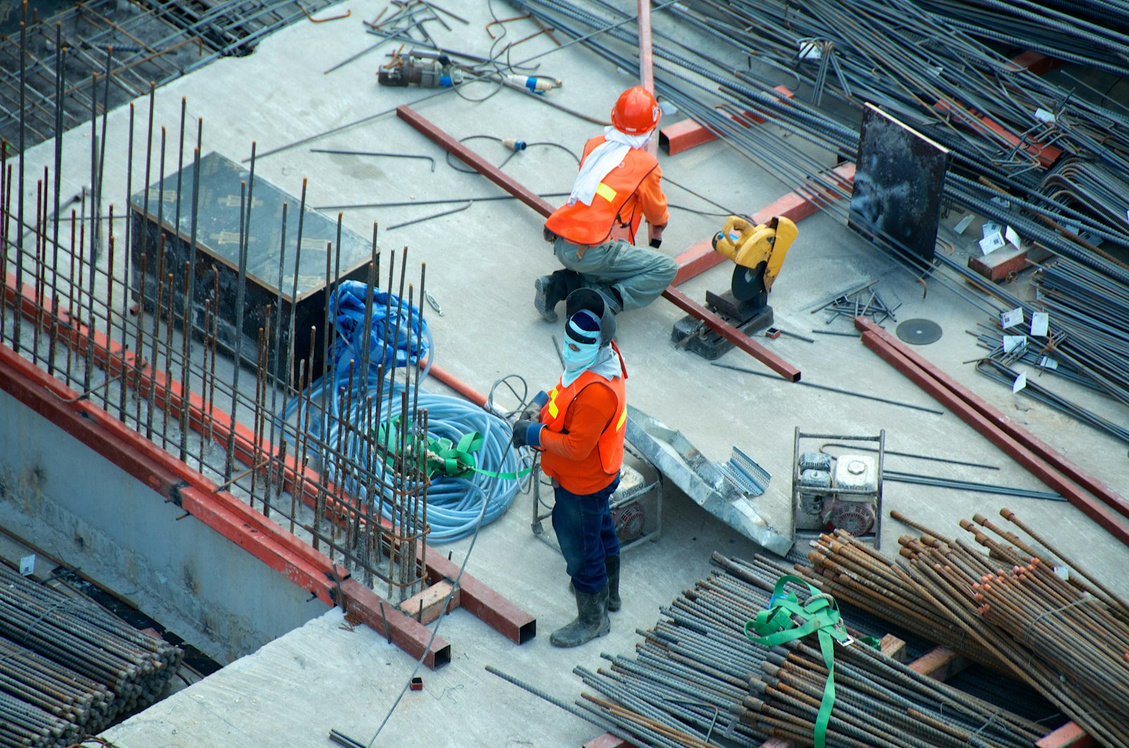 Entorno industrial con personal y equipo de protección